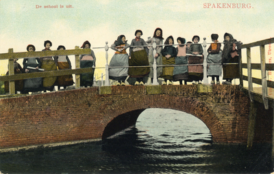 8943 Afbeelding van een groep schoolkinderen op een stenen boogbrug te Spakenburg (gemeente Bunschoten).